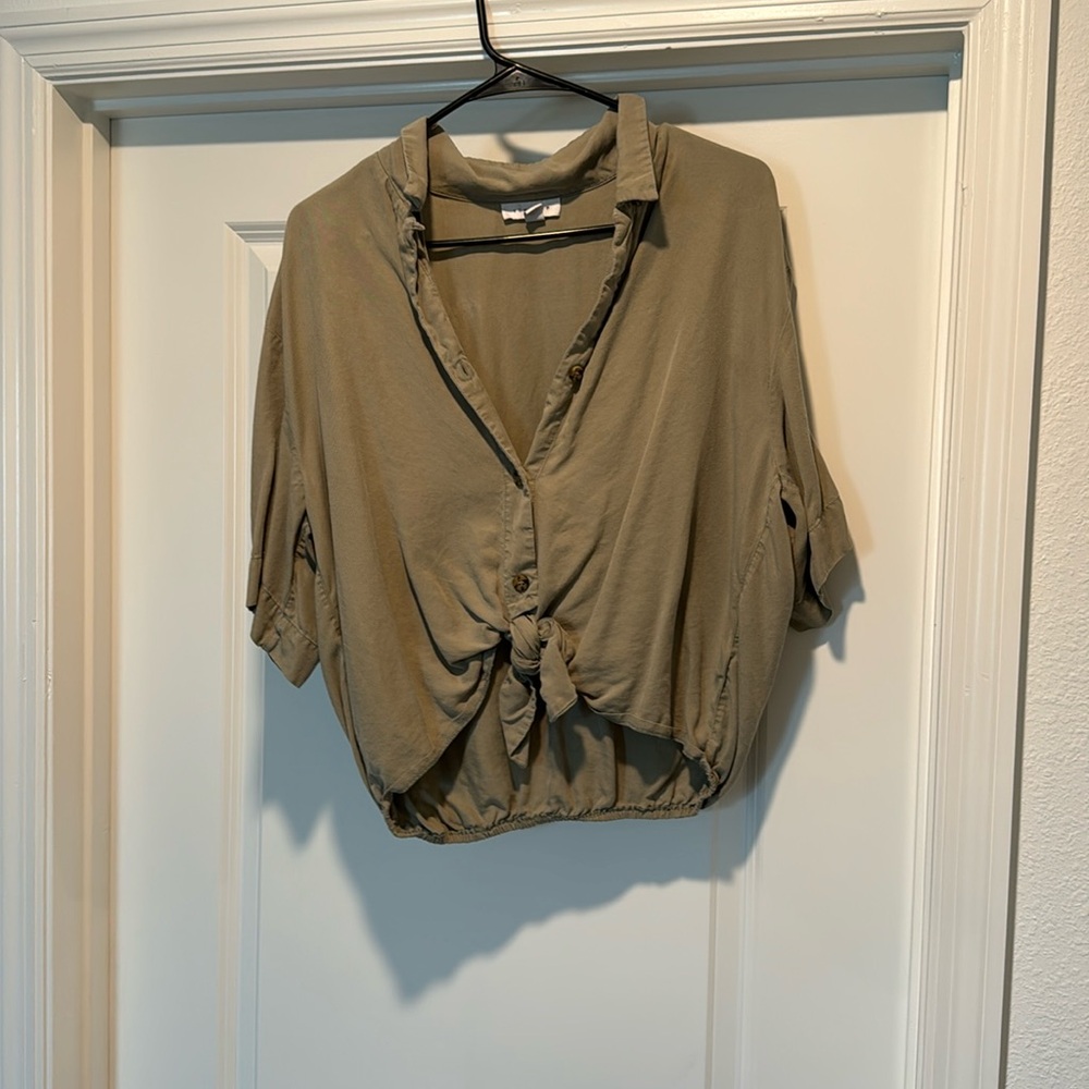 TOPSHOP cropped button down.